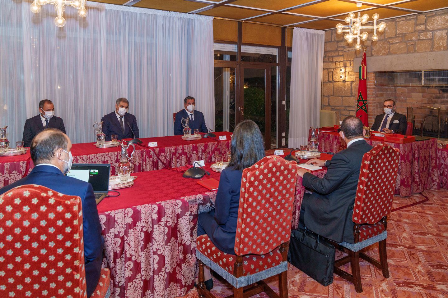 SM le Roi préside à la Résidence Royale de Bouznika, une séance de travail consacrée à la nouvelle charte de l'investissement.